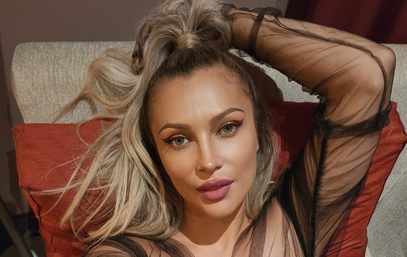 Lora a stârnit reacții neașteptate atunci când a anunțat că va petrece câteva zile singură la hotel. În urma criticilor, artista a spus adevărul