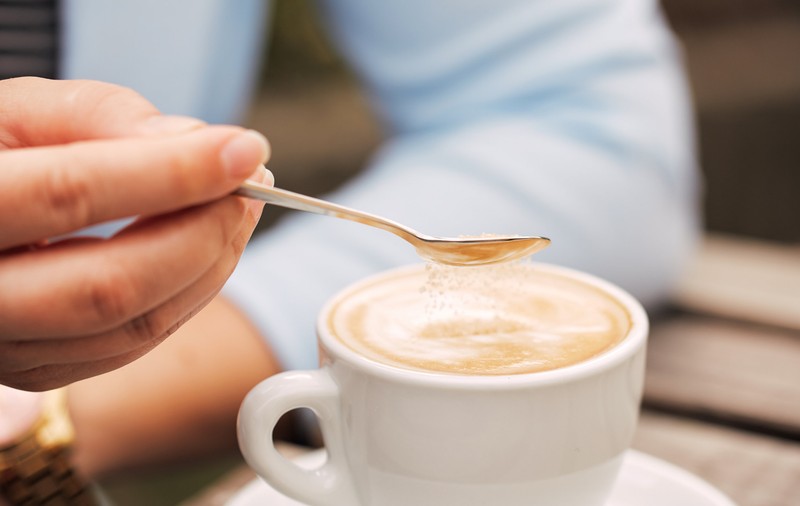 De ce pun unii oameni sare în cafea. Secretul din spatele acestui obicei