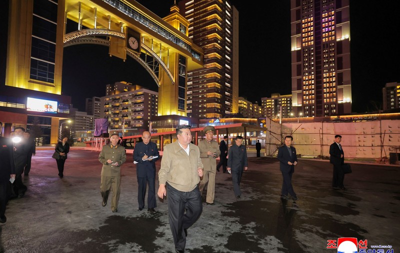 Kim Jong-un și fiica sa, în vizită într-un cartier nou de zgârie-nori din Phenian