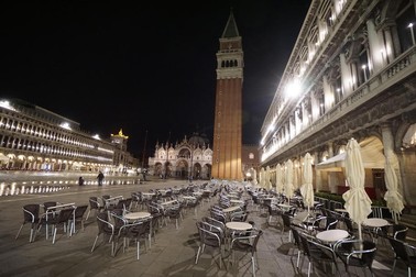 Barurile, terasele şi restaurantele se închid după ora 18:00 în Italia. Fotografie surprinsă pe 26 octombrie 2020, în Veneţia (foto EPA)