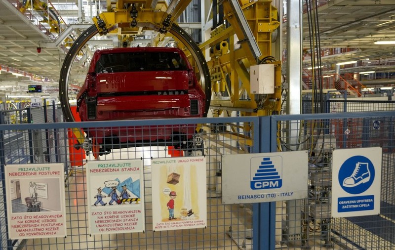Muncitori plătiți „în funcție de țara de origine, de la 600 la 2.000 de euro”, la uzina auto Fiat din Serbia