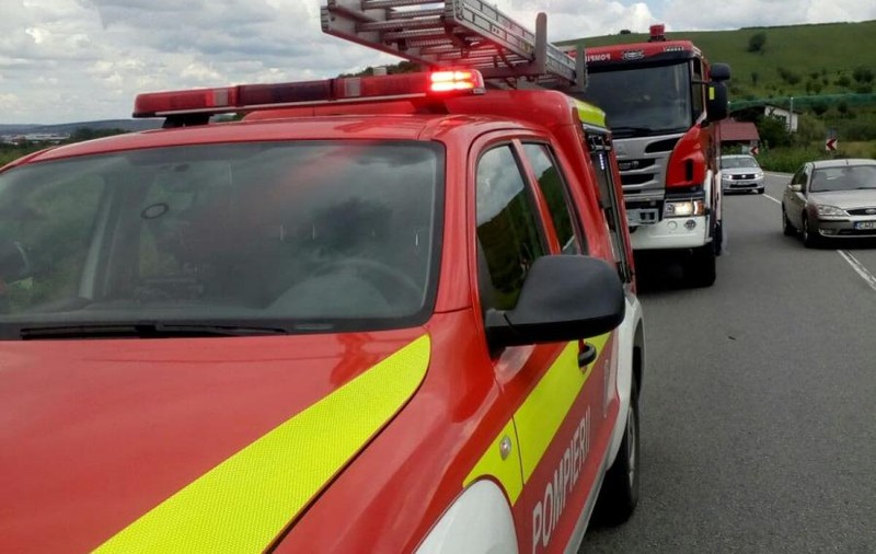 O fată de 25 de ani a murit după ce a intrat cu mașina într-un copac, la Brăila, pe o ploaie torențială