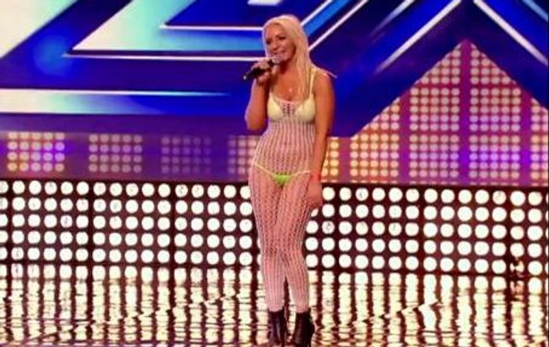 Un jurat de la X-Factor, încălecat de o concurentă perversă! | VIDEO