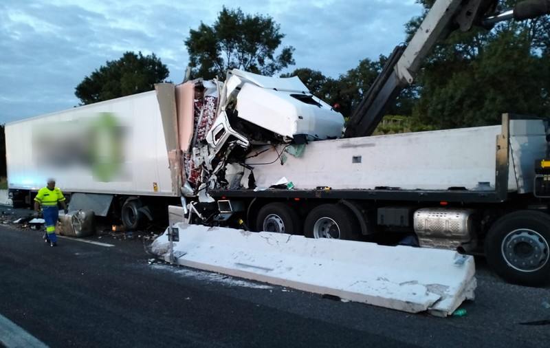 Fiul unui șofer român de TIR dormea în cabină când tatăl lui a murit strivit la volan, într-un accident cu 9 victime, în Italia