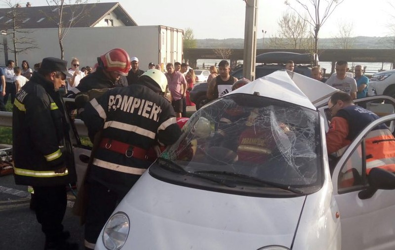 Accident grav la ieșire din Drobeta Turnu Severin. Mașină cu patru persoane, lovită de un camion