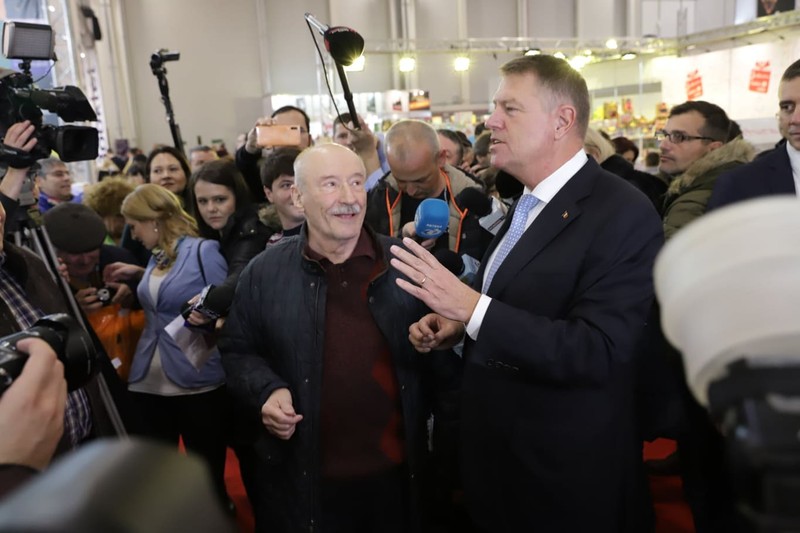Președintele Klaus Iohannis s-a întâlnit cu actorul Victor Rebengiuc, la Târgul Gaudeamus