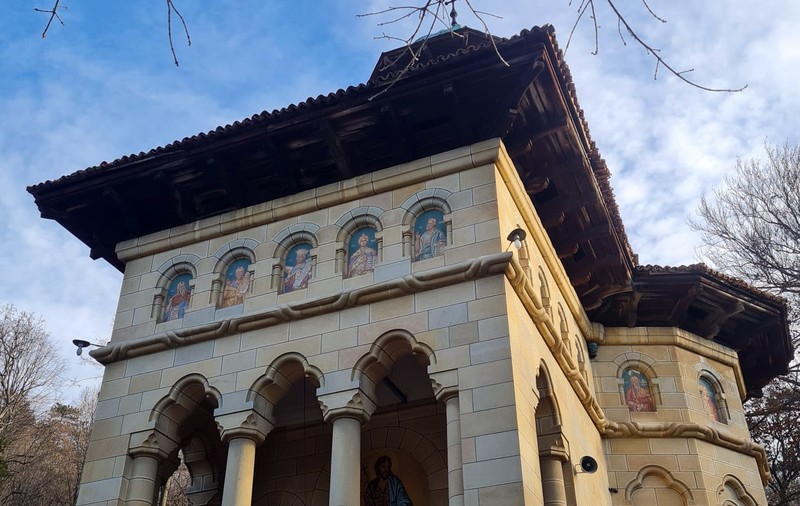 Misterul filozofilor pictați pe zidurile Bisericii Brătienilor de la Florica, Argeș. De ce lăcașul de cult nu a fost vreodată pictat și în interior
