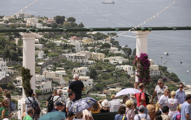 Interdicţia de intrare a turiştilor în insula Capri a fost ridicată după mai puțin de 24 de ore