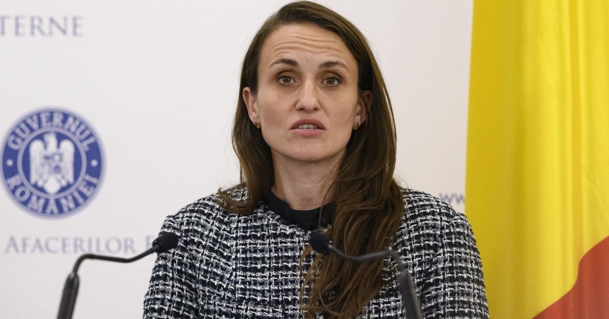 Ministrul Afacerilor externe, Oana Țoiu, îmbrăcată în sacou, vorbește la microfon, la o conferință de presă în cadrul Reuniunii Anuale a Diplomației Române 2025 (RADR2025), desfășurată la Palatul Parlamentului, în București, 26 august 2025.