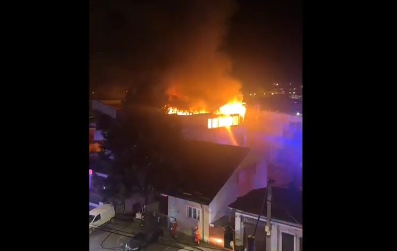 Incendiu puternic la un restaurant din Pitești. Zeci de oameni au fost evacuați | VIDEO