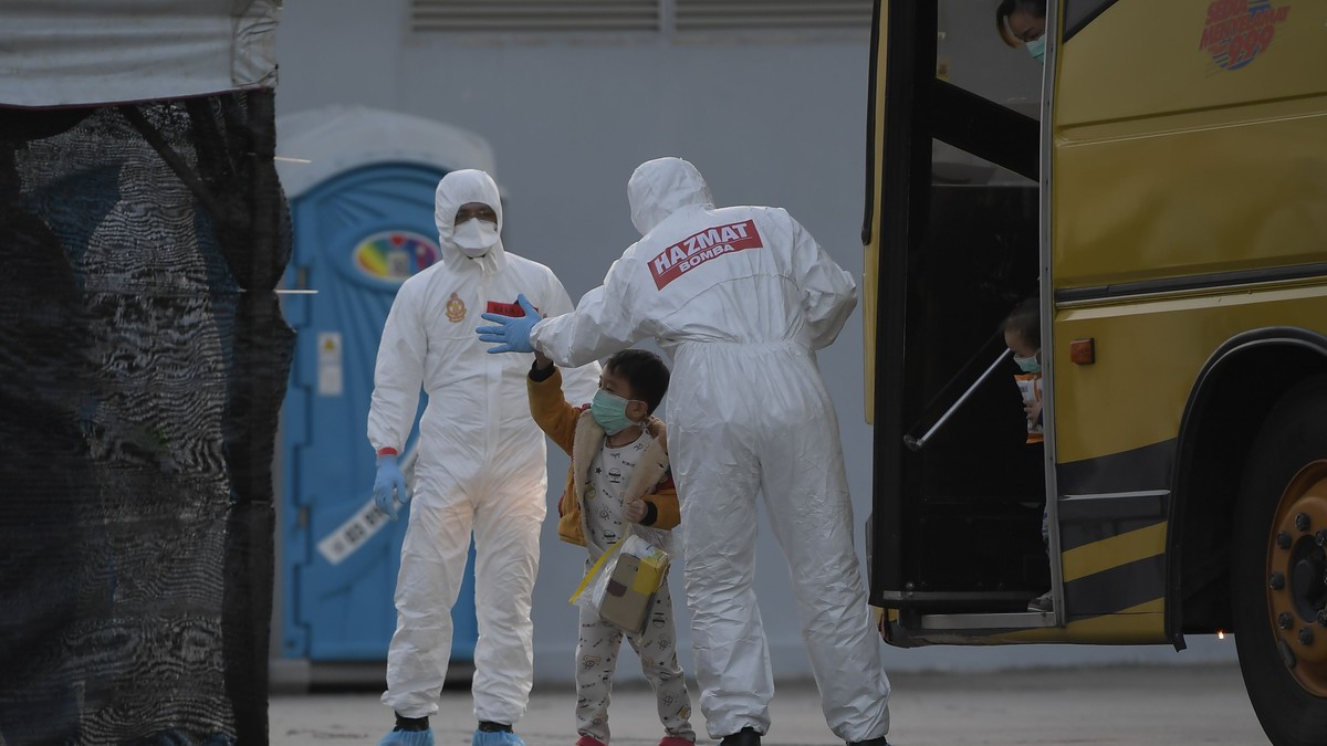 Copil de 5 ani găsit lângă bunicul mort de coronavirus