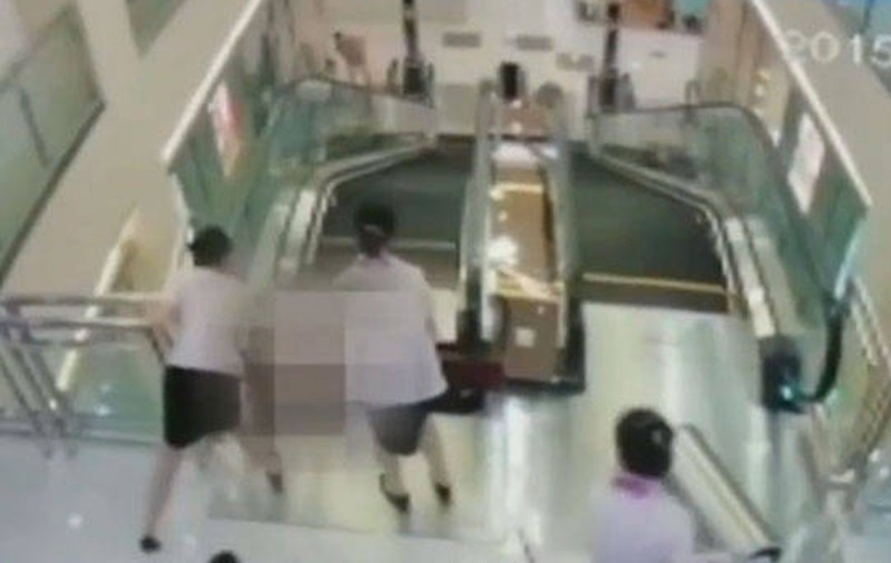 Tragedie la mall! O femeie a murit "înghiţită" de scările rulante VIDEO
