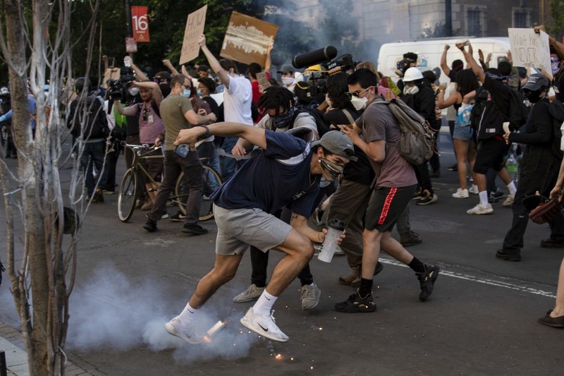 Protestele declanșate de moartea lui George Floyd au atras numeroși participanți pe străzi FOTO: EPA