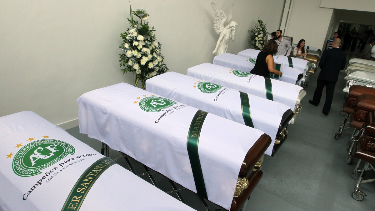 Brazilienii se pregătesc să primească sicriile fotbaliștilor, oficialilor și jurnaliștor decedați în avionul care transporta echipa Chapecoense în Columbia