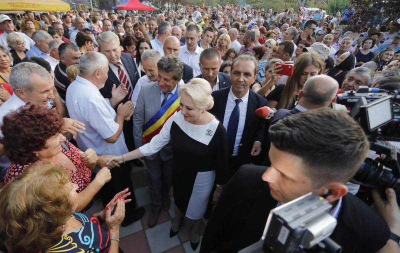 De la broșa Chanel a Vioricăi Dăncilă la ipocrizia că managerii de țară trebuie să fie prost plătiți și fără resurse