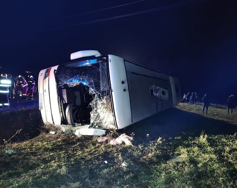 Un autocar cu 33 de pasageri s-a răsturnat în Arad și a ajuns în șanț. Sunt opt persoane rănite
