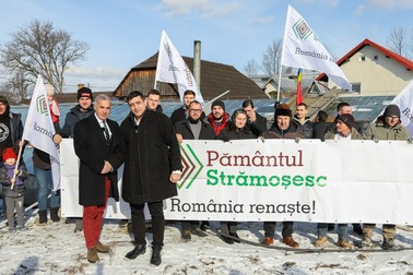 Călin Georgescu (stânga) și George Simion (dreapta) își oficializează legătura în cadrul AUR | Sursa foto: pagina de facebook „Premierul Nostru”