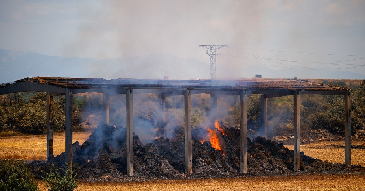Flăcări și resturi provocate de incendiu, pe 2 iulie 2025, în Torrefeta i Florejacs, Lleida, Catalonia (Spania)