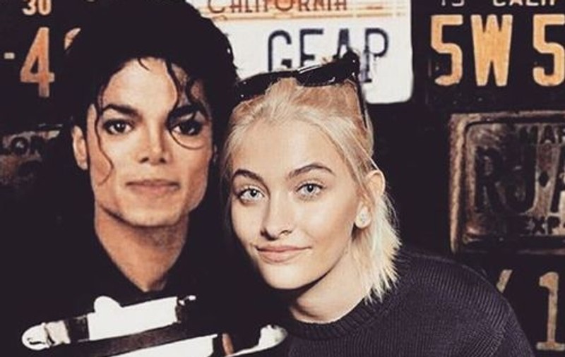 FOTO | Paris Jackson, în genunchi la steaua lui Michael Jackson de pe Hollywood Walk of Fame
