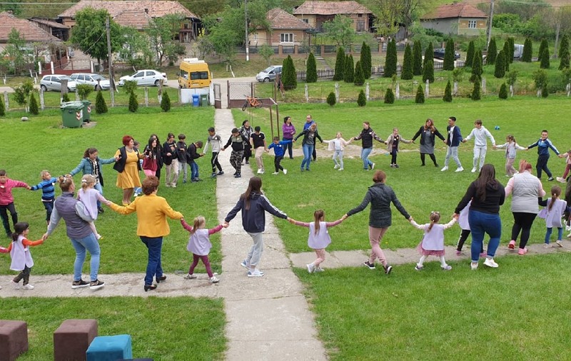 Elevii de la o școală dintr-o comună din Sălaj sunt premiați cu excursii dacă nu lipsesc de la ore. „Acum, ei între ei se încurajează să vină la școală”