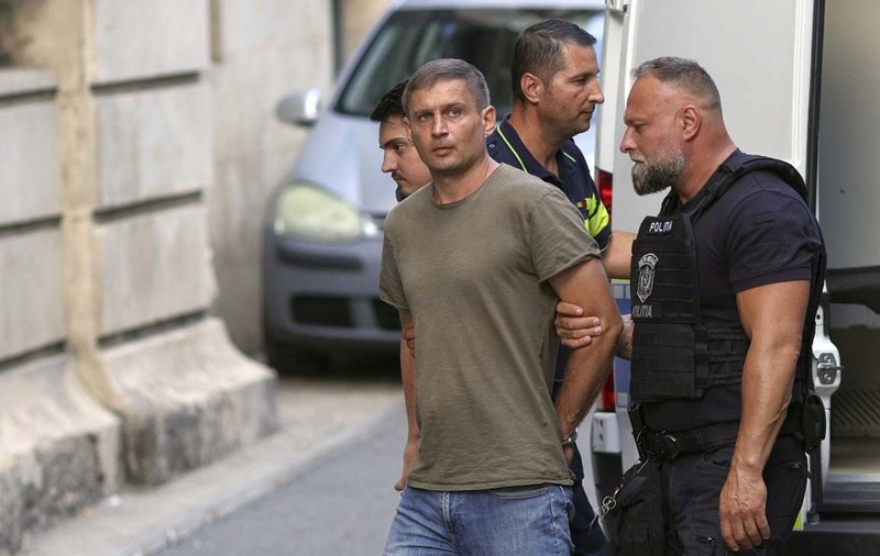 Barbatul acuzat si retinut pentru spionaj in favoarea Rusiei, Ivan Kutsenko, este escortat in sediul Curtii de Apel Bucuresti, in Bucuresti, 8 septembrie 2026. Inquam Photos / Octav Ganea