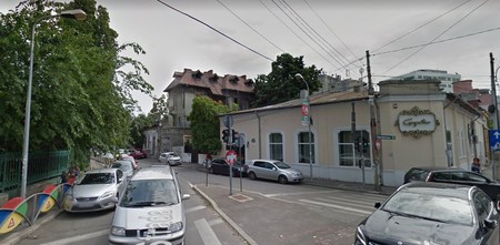 Perspectiva zonei, cu cele trei case care vor fi demolate, vizavi de Școala Centrală. Foto: Google Maps