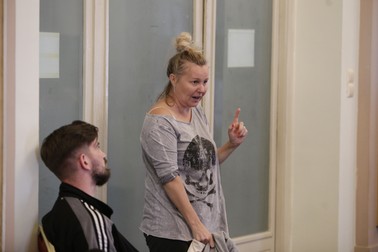 Tania Popa la repetițiile piesei "Ghici cine te sună?!"