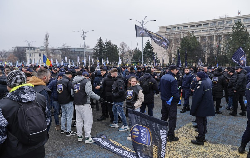 Protest în Piața Victoriei al sindicatelor din penitenciare faţă de Ordonanţa „trenuleţ”: „Guvernul nu îngheaţă salariile, ci le taie”