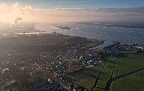 O vedere aeriană a localității Moerdijk din Olanda. Un plan de extindere a portului și a zonei industriale din apropiere prevede evacuarea și demolarea satului