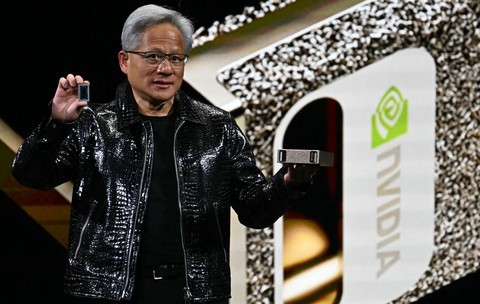 Jensen Huang, șeful Nvidia, cu geacă de piele neagră