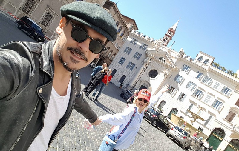 Cum petrec Lidia Buble și Răzvan Simion de 1 Mai. Romantici la foc de tabară | VIDEO