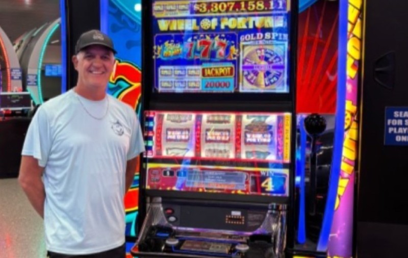 Un bărbat a câștigat un jackpot istoric de 3,3 milioane de dolari în timp ce aștepta avionul, în Las Vegas
