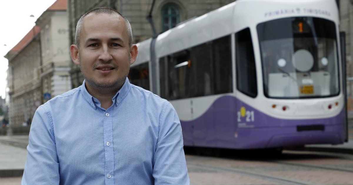 Cristian Brâncovan, fost lider de galerie al Poli Timișoara, pe străzile din Timișoara. În dreapta imaginii se vede un tramvai alb-mov