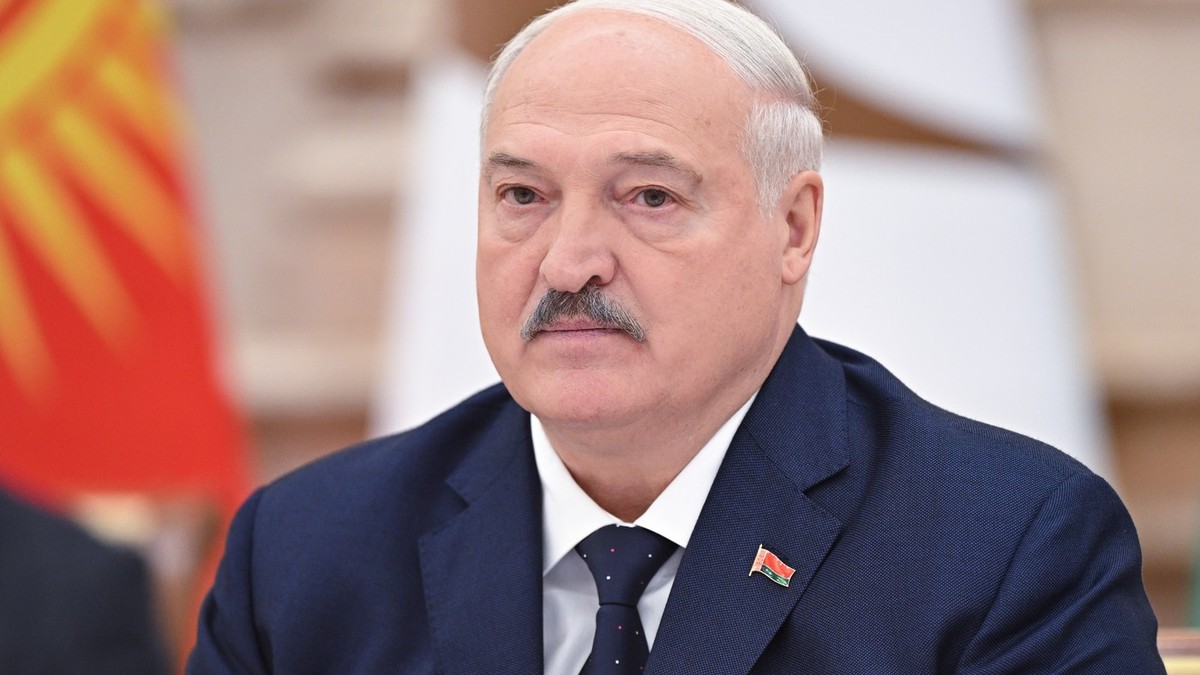 Liderul belarus Aleksandr Lukașenko, îmbrăcat într-un sacou bleumarin, cu o cămașă albă și o cravata bleumarin