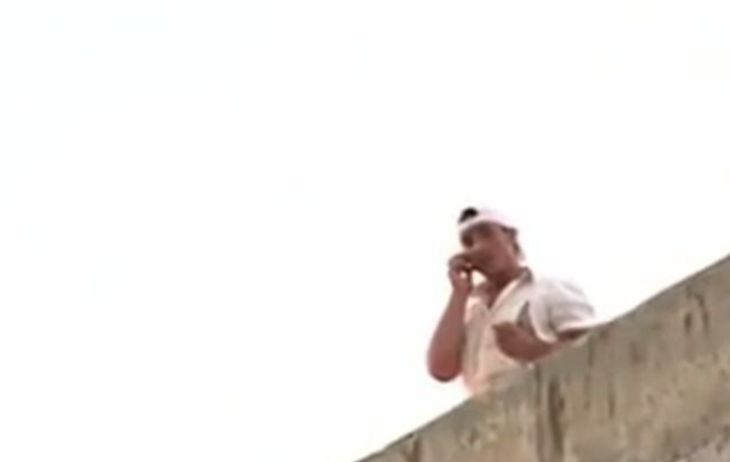 Protest la înălţime. Un bărbat ameninţă de 24 de ore că se aruncă de pe o clădire