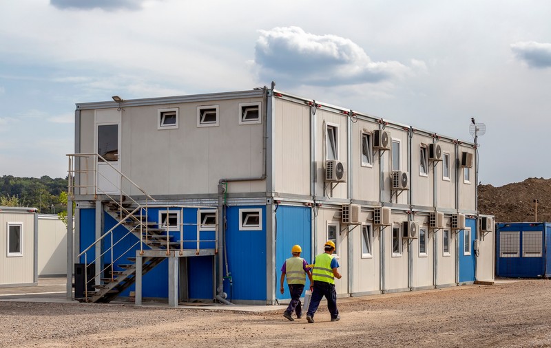 Ce s-a întâmplat cu muncitorii srilankezi cazați în containere în incinta unei unități militare din Sulina și intoxicați cu monoxid de carbon. Firma are un contract de 3,6 milioane de euro cu MApN