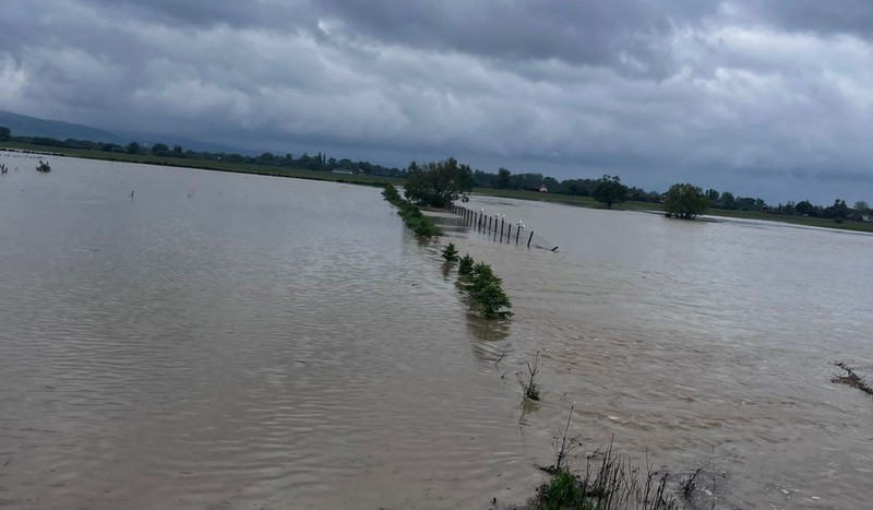Breșă controlată în digul de apărare al pârâului Zagon. Foto: ISU Covasna