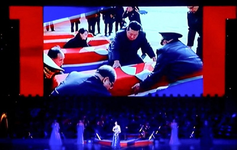 Coreea de Nord a prezentat primele imagini cu soldații săi trimiși la luptă în Ucraina: Kim Jong-un apare în poze lângă sicriele lor