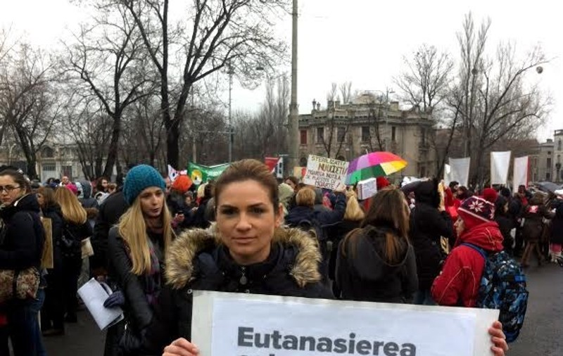 Ellie White a protestat faţă de eutanasierea maidanezilor! "E o barbarie!"