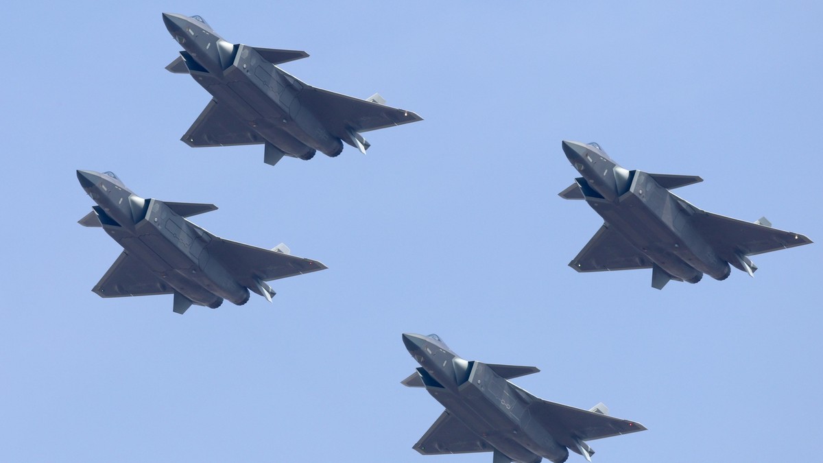 Avioane J-20 Mighty Dragon, construite de China, zboară în formație.