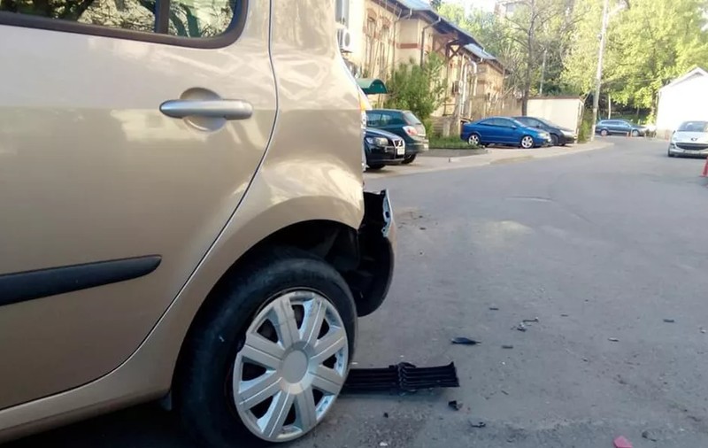 Dosar penal pentru o infirmieră din Iași care s-a urcat băută la volan. Femeia a distrus două mașini