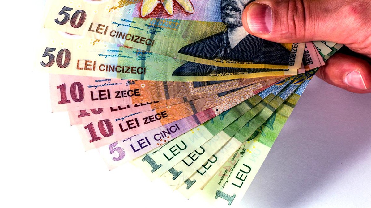 Proiect de ordonanță: companiile vor putea lua credite garantate de stat de până la 10 milioane de lei. Teanc de bancnote