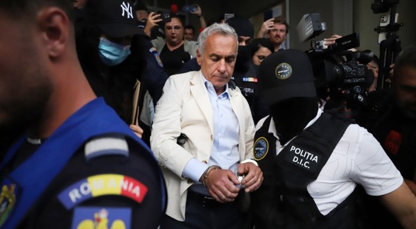 Călin Georgescu a ieșit încătușat din sediul DIICOT, după ce a fost reținut 24 de ore. Foto: Dumitru Angelescu / Libertatea