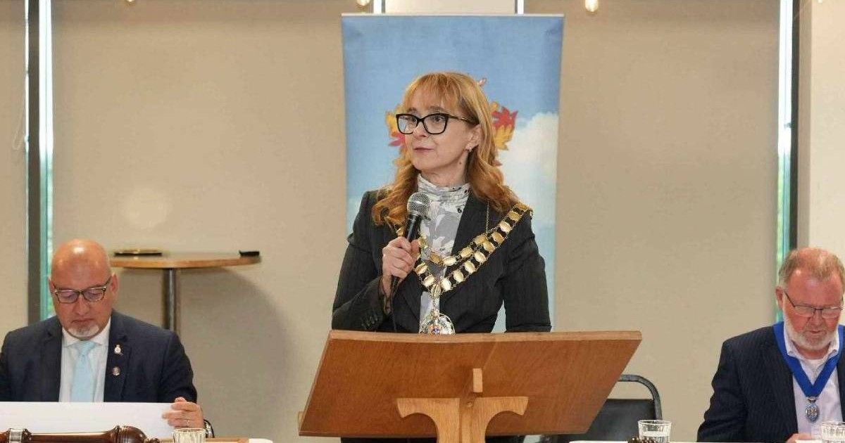 Poză cu Alisa Russel, cea care a fost aleasă primar într-un oraș din Marea Britanie. Ține în mână un microfon