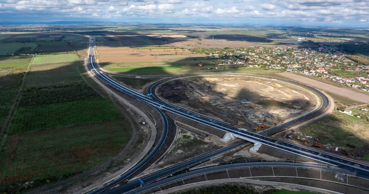autostrada recent construit. nod rutier, traficul este redus