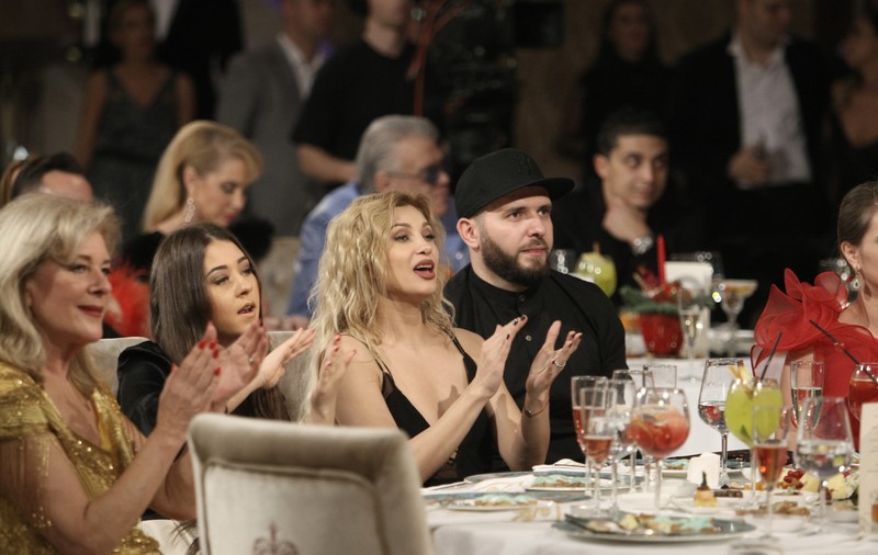 FOTO EXCLUSIV/ Certată cu sutienul! Lora și-a etalat sânii într-un decolteu generos