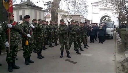 Militarii au tras mai multe salve, în onoarea lui Constantin Stroe sursă foto: epitesti.ro