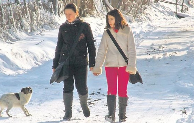 Două surori dintr-un sat vasluian merg pe jos 5 km până la şcoală