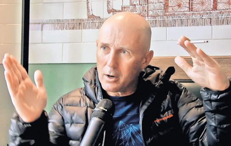 Mugur Mihaescu are de suferit din cauza legii antifumat: clienţii pleacă fără să plătească