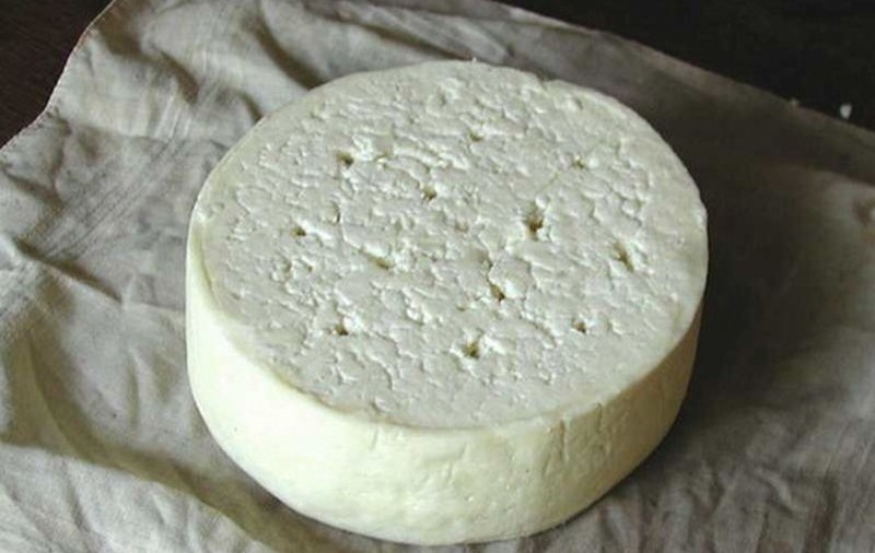 Poliţist din Ialomiţa, arestat la domiciliu, după ce a luat şpagă... 4 kg de brânză 